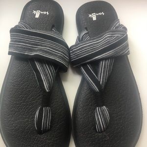 Sanuk black and white yoga mat sandals NWOT